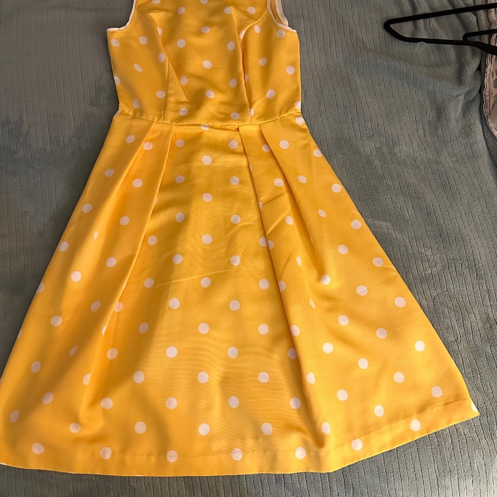Eva Mendes yellow polka dot dress